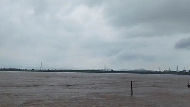 flood-threat-looms-as-godavari-river-touches-danger-mark-in-telanganas-bhadrachalam-warning-issued